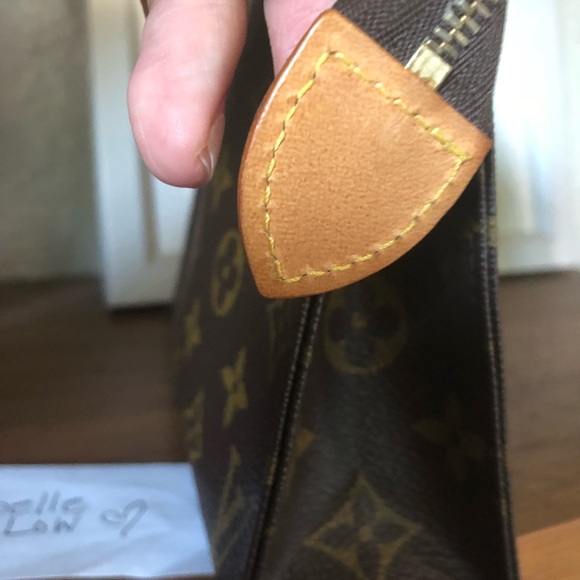 ❌ sold ❌ Authentic Louis Vuitton Toiltery 19 - Picture 6 of 7